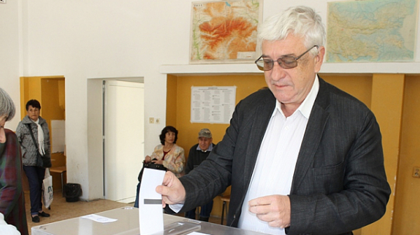 Ивелин Николов гласува за повече усмивки и млади хора в Габрово