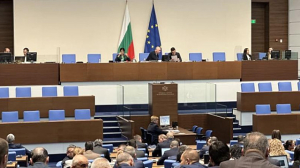 Парламентът окончателно прокара законопроект срещу руските инвестиции