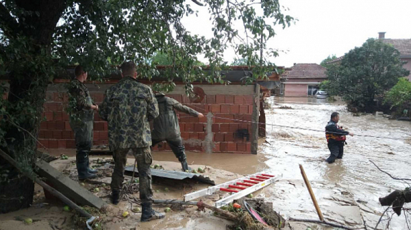 Продължава разчистването на наводнените села в Подбалкана