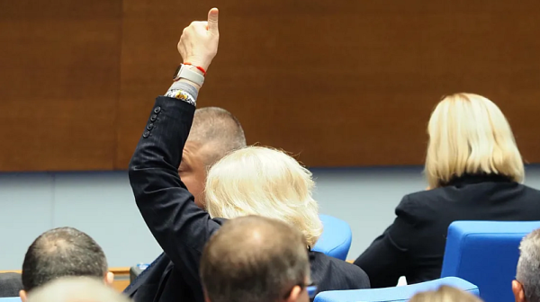 Радев загуби битката: НС поема контрола над ДАР