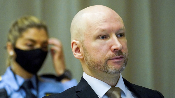 Андерш Брайвик, който уби 77 души през 2011 г., отново съди Норвегия за нарушаване на човешките му права