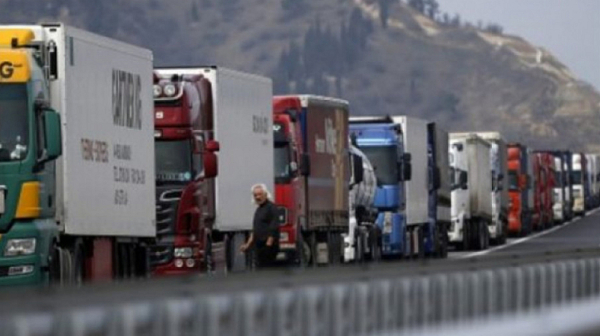 Загуби за милиони инкасира бизнеса заради протестите в Гърция, МВнР и МВР нехаят