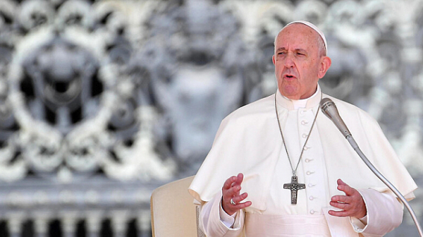 Папата: Отхвърлете ”бога на парите”, служете на другите