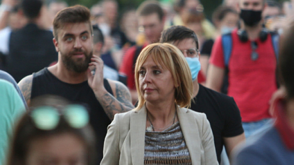 Манолова: Пароструйките няма да измият позора от насилието на Борисов