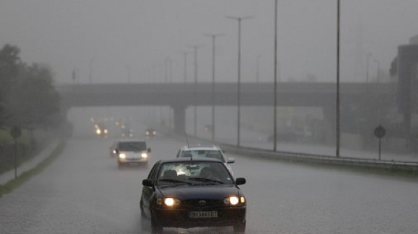Дъжд като за цял месец се е изсипал в София в рамките на два часа