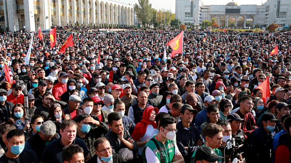 Гореща точка - Киргистан: Демонстранти щурмуваха и подпалиха парламента