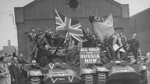 Москва воюва с американско и британско оръжие срещу Хитлер, но днес се  държи като фюрера