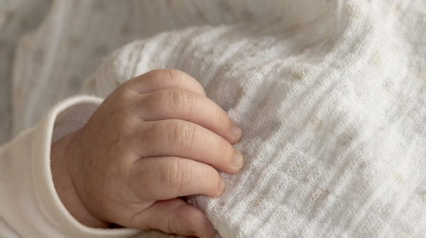 Изписаха бебето на починалата родилка от Русе