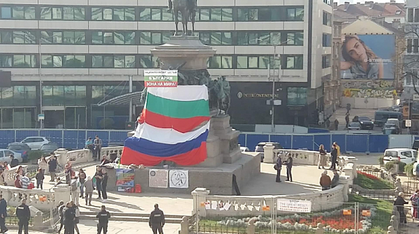 „Възраждане“ обгърнаха паметника на Цар Освободител в руското знаме