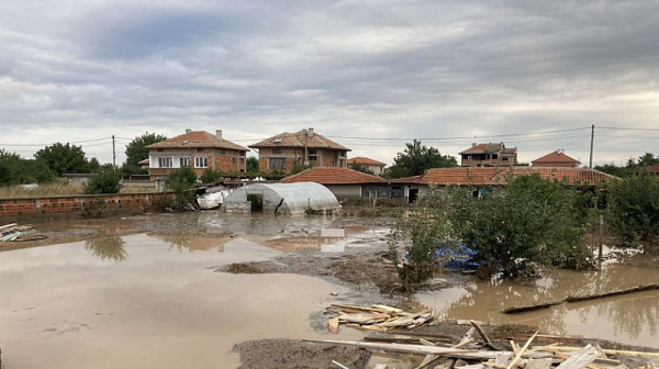 Обстановката по поречието на река Стряма остава тежка след наводнението