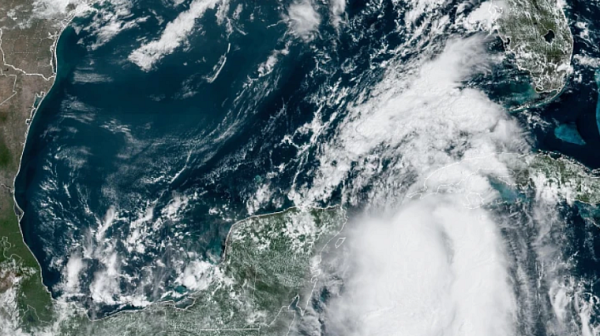 Застрашителен ураган се насочва към Флорида, местните власти обявиха извънредно положение