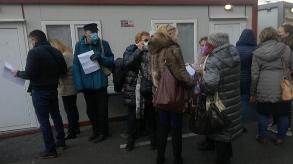 В ”Пирогов” записвали желаещите ваксина, десетки искат да отидат, но не могат да се свържат