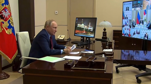 Путин се срещна с генералите си, на фона на предупреждения за нови щурм на Киев