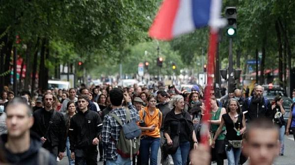 Хиляди на протест срещу здравните сертификати във Франция /видео/