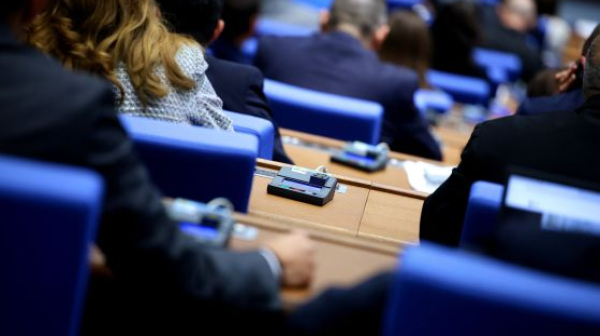 Бюджетът за 2025 г. влиза в пленарна зала заради кризата в Плевен /на живо/