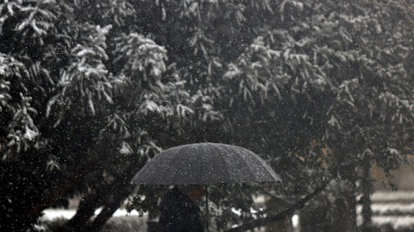 Сняг вали на проходите Рожен и Превала
