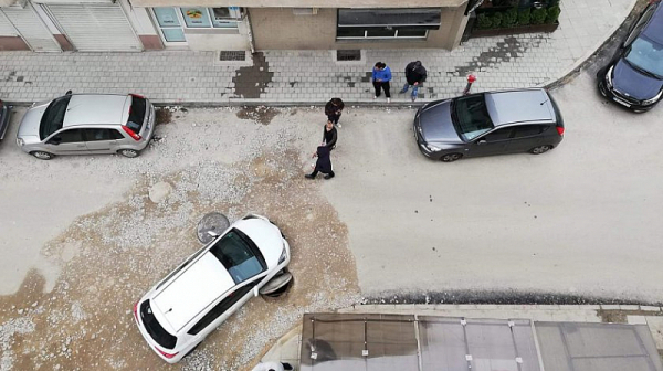 Пълен абсурд: Автомобил пропадна в шахта в Пловдив