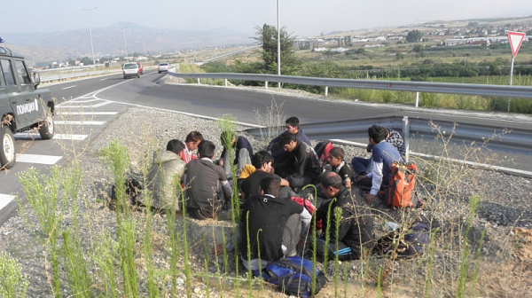 След гонка: Задържаха турски автобус с 41 нелегални имигранти