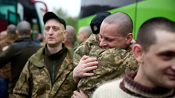 205 украински защитници се завърнаха у дома след размяна