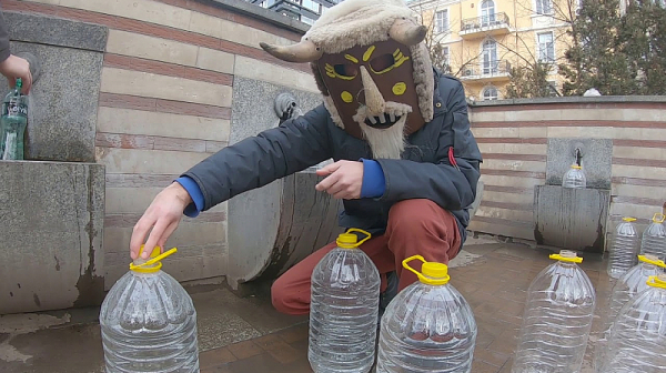 Активисти с решение за водната криза: Кукери доставиха вода на Перник