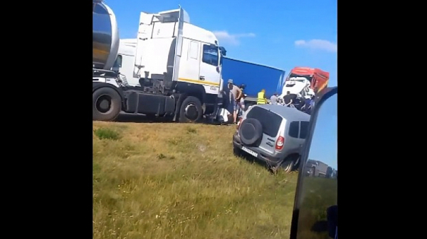 Най-малко 16 загинали след сблъсък между камион и микробус в Русия