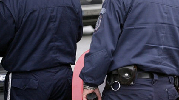 Разследват пловдивски полицай за вземане на пари