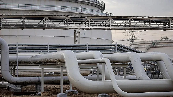 32 държави вадят 400 млн. барела петрол от резервите. Санкциите срещу Русия остават