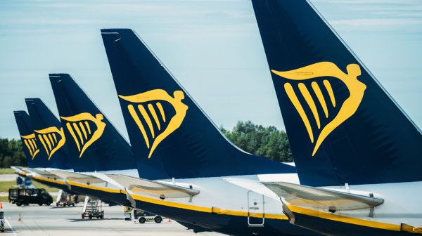 Ryanair реже милиони места и маршрути в Европа