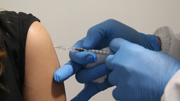 След година ваксините стават неефикасни заради новите щамове на коронавируса