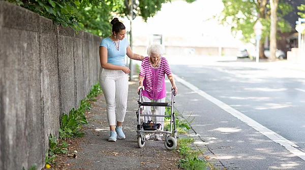 Държавата системно бави плащанията за лични асистенти