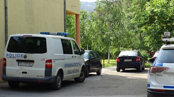 Разследващи полицаи нахлуха в Белодробната болница в Благоевград