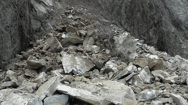 Пороите заляха къщи, активираха свлачища и оставиха села без ток