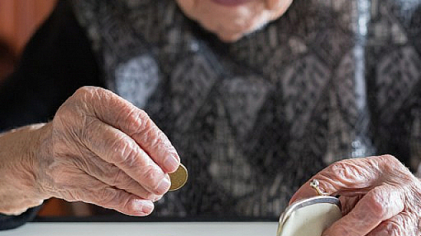 Защо държавните служители получават по-високи пенсии?