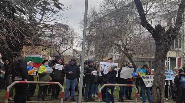 Протест пред руското консулство във Варна срещу руската агресия