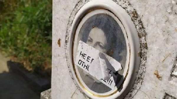 Безумие: Лепенки върху лика на покойници за неплатен гроб