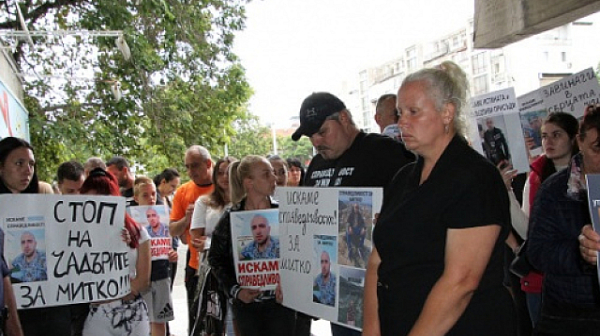 Жители на Цалапица на протест пред Прокуратурата в Пловдив