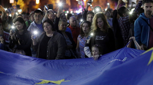Румънският парламент гласува новото правителство на фона на мощни протести