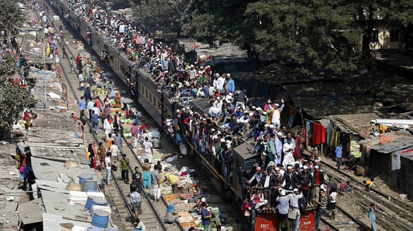 Два влака се удариха в Бангладеж, 15 са загинали и близо 60 са ранени