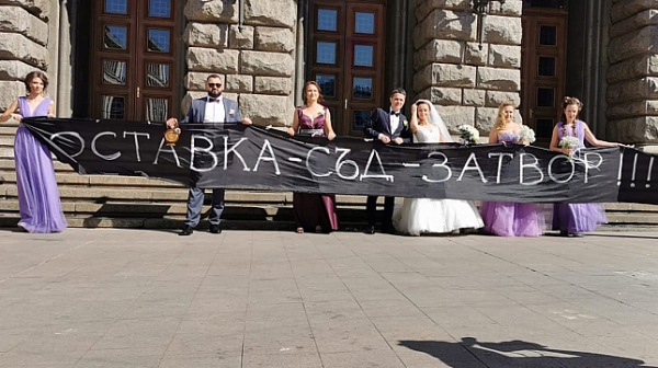 Сватба по време на протести - снимка не за спомен, а позиция