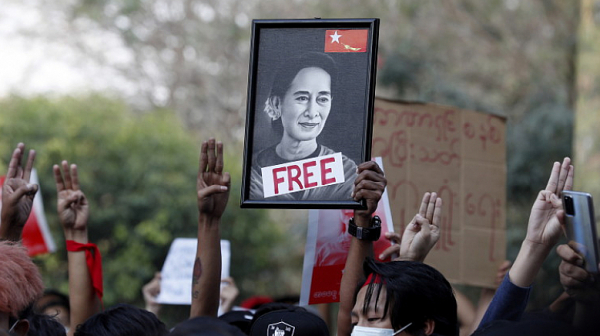 ”Подкрепете Мианмар, не подкрепяйте диктатори”, зоват протестиращи пред китайското посолство в Янгон