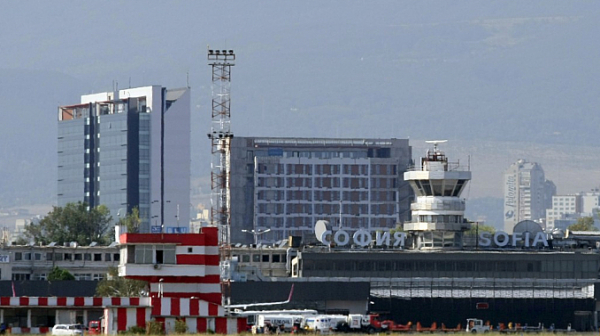 Заплашват с уволнение служители на летище София, ако откажат да мерят температура на пристигащи