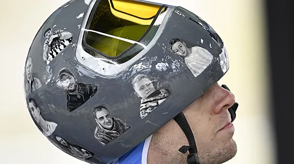 Дисквалифицираха състезателя, който почете с каската си загиналите украински спортисти