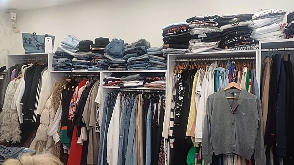 Иззеха фалшиви маркови дрехи от магазин в центъра на София