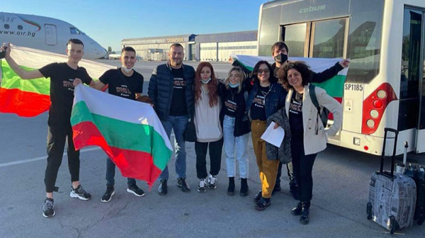 Виктория и българската делегация отпътуваха за ”Евровизия” в Ротердам