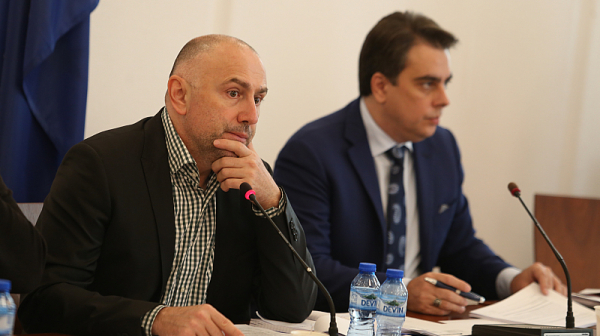 Сътресенията в коалицията не стихват: Каримански ще съди Василев