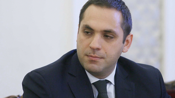 Министър Караниколов: Часове след снетото доверие се поздравихме с Радев