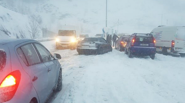В Гърция, след Маказа асфалтът чернее, от българска страна снегът не е пипнат