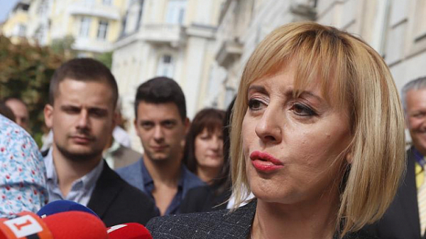Манолова: Депутатите, отменили детските надбавки, да подават оставки!