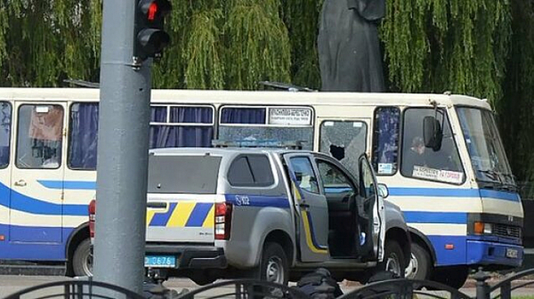 Въоръжен мъж похити 20 души в автобус в Украйна