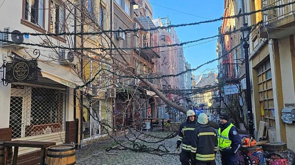 Вятърът беснее по градове и села